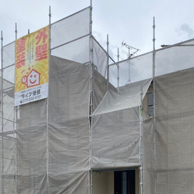 梅雨時期の堺市での外壁塗装、季節ならではの強風にご用心